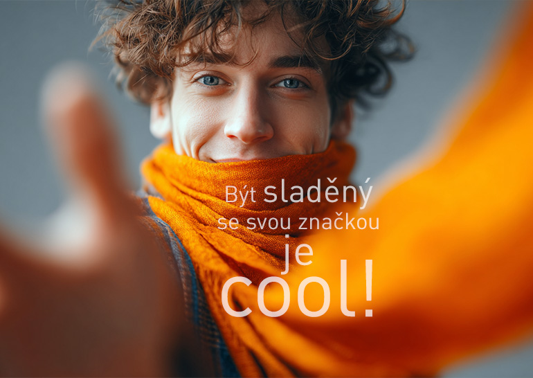 Být sladěný se svou značkou je cool – oranžová šála jako reklamní textil na míru